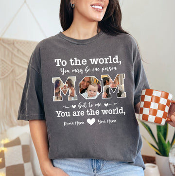 Le plus confortable - Maman, tu es le monde - T-shirt photo personnalisé pour maman avec texte personnalisé dans Comfort Colors®